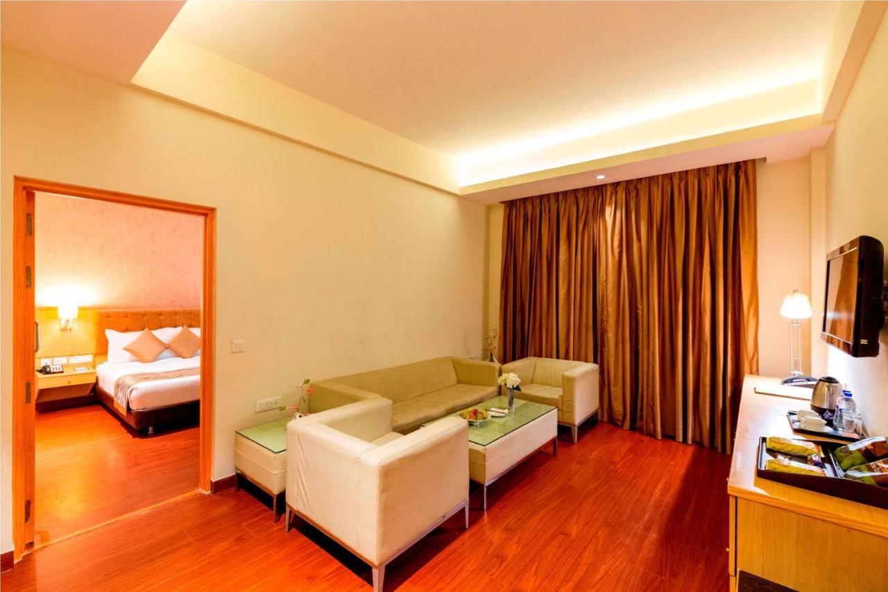 Ramada Neemrana Hotel Exterior foto