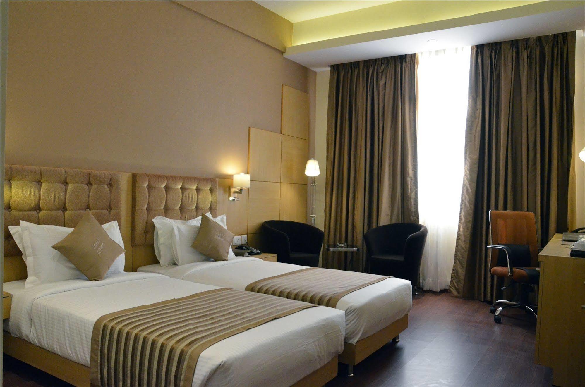 Ramada Neemrana Hotel Exterior foto