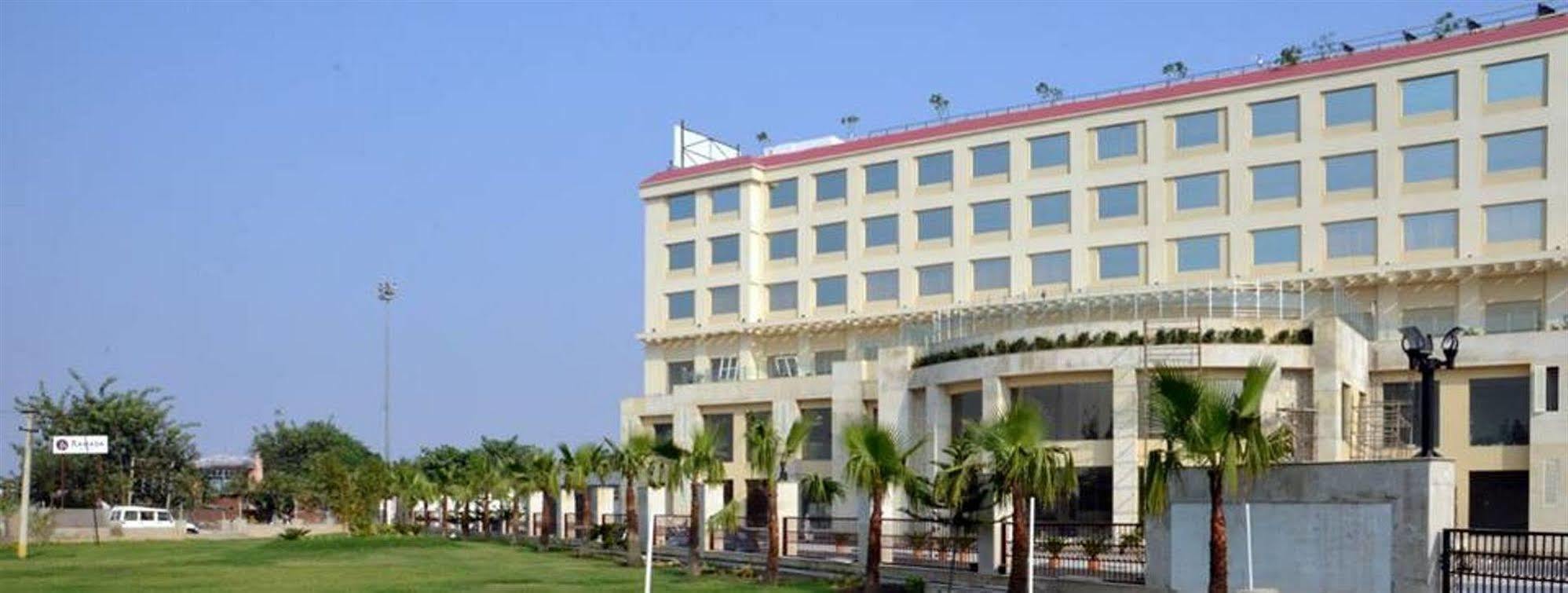 Ramada Neemrana Hotel Exterior foto
