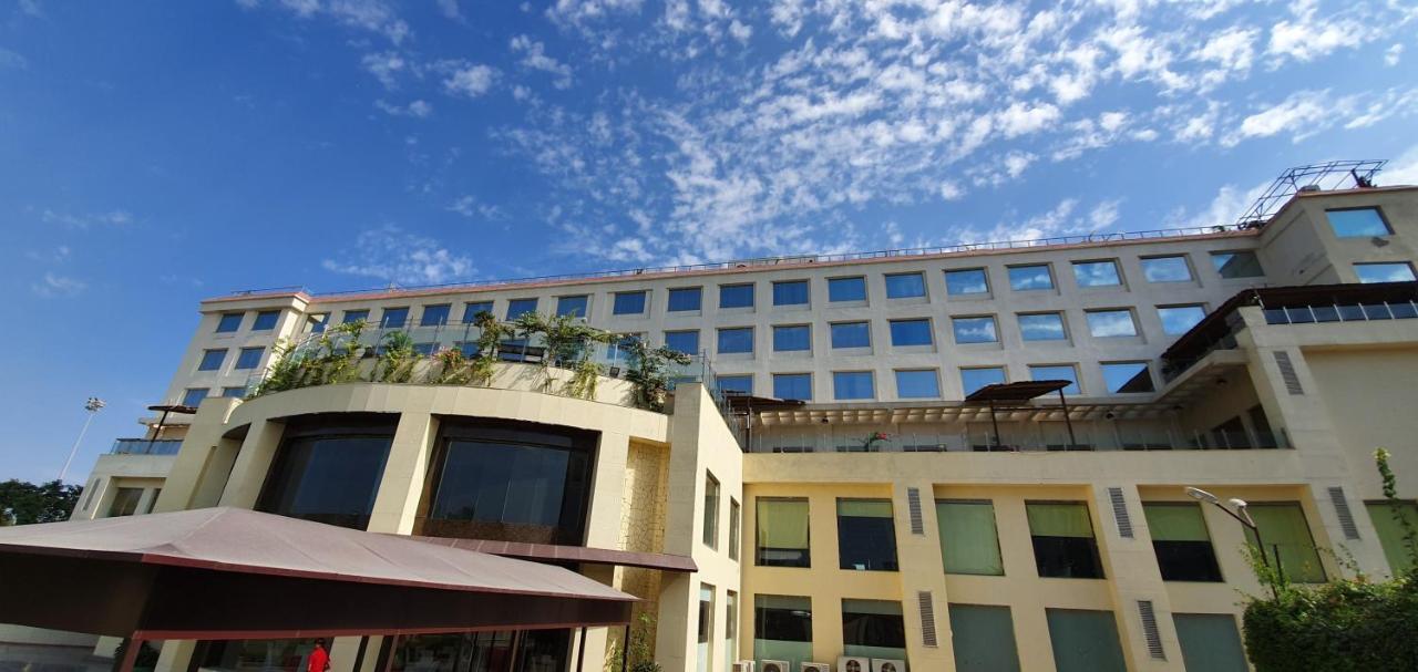 Ramada Neemrana Hotel Exterior foto