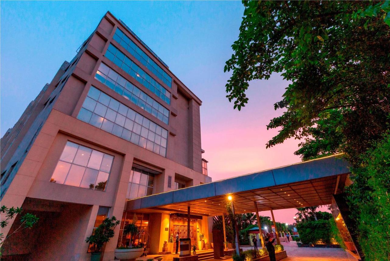 Ramada Neemrana Hotel Exterior foto